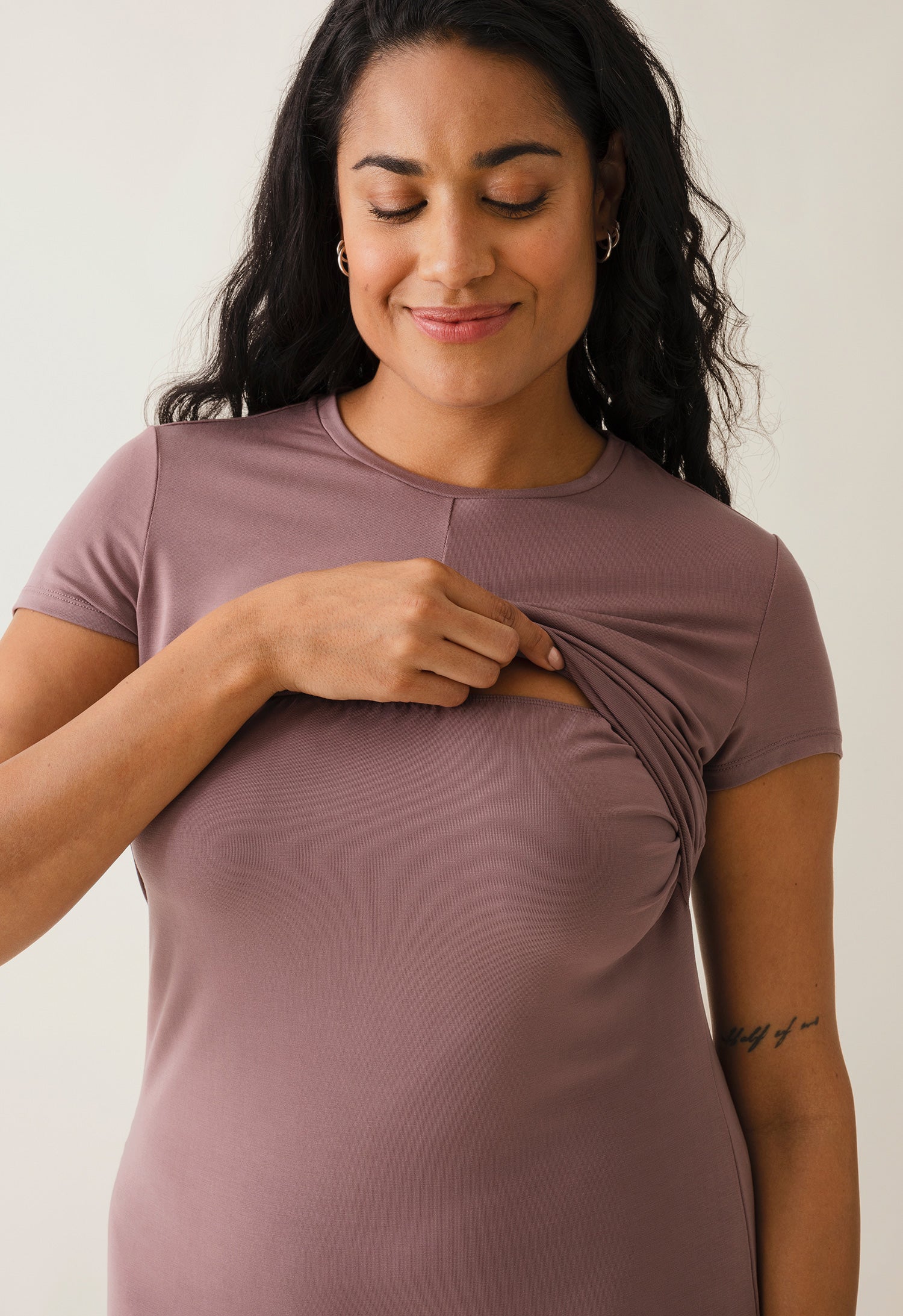 Robe de soirée de maternité avec ouverture d'allaitement - mauve foncé